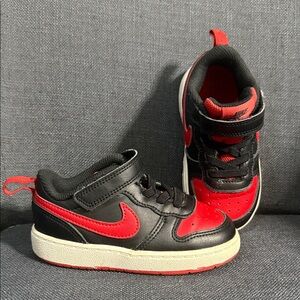 Nike Kids Sneakers in Black and Red